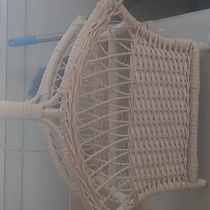 White wire magazine rack 12" x 16"